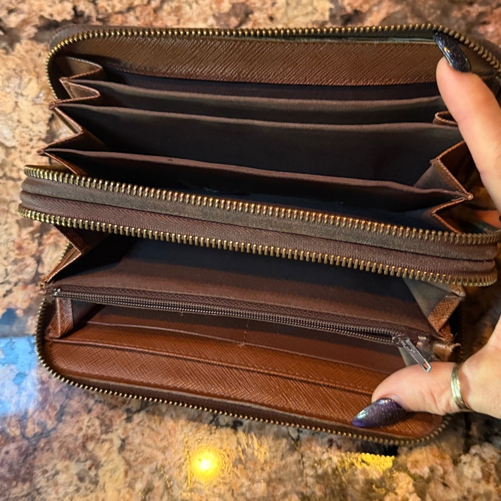 Wallet - Picture 2 of 9